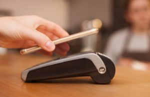 Inditex permitirá el pago por móvil en España a partir de septiembre