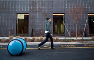 La vespa de Piaggio tiene nuevo compañero: Gita el robot de carga