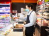 Los materiales sanitarios encargados para los empleados de los supermercados no llegan