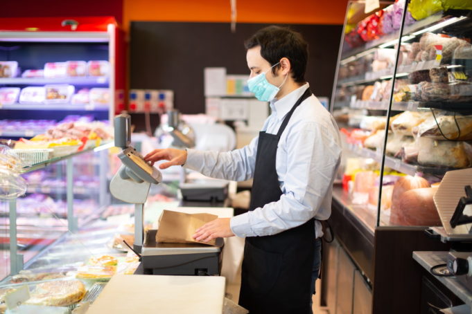 Los materiales sanitarios encargados para los empleados de los supermercados no llegan